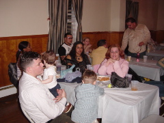 Alfredo y familares.JPG